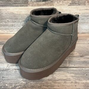 CUSHIONAIRE Hippy Women’s Platform Ankle Boots Genuine Suede in Taupe NEW